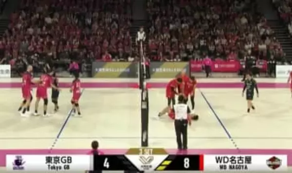 男子バレーで“まさか”の出来事 味方のサーブが後頭部を直撃するハプニングに本人も思わず苦笑い