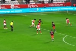 SNS沸騰！日本代表ウイングが“鋭利すぎるキックフェイント”で敵DF翻弄「敬斗くんうますぎ」「キレキレやん」決定機演出の瞬間