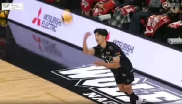 「アニメの軌道やで？」男子バレー、前代未聞の魔球サーブ 屈んで避けたレシーバーの背中を直撃する“謎変化”に公式X「横だけじゃなく下にも」驚き