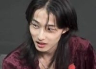 奨学金で米有名大学に通う日本人ギタリスト、寝そべりながら弾くギターソロに「セクシーすぎる！」絶賛の声、流ちょうな英語でチーム内の通訳も