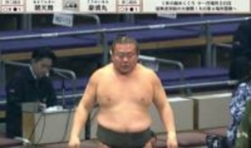 一体どうした？ 突如、力士が“フラフラ”になるアクシデント くるくるドスン…激しい相撲の直後に