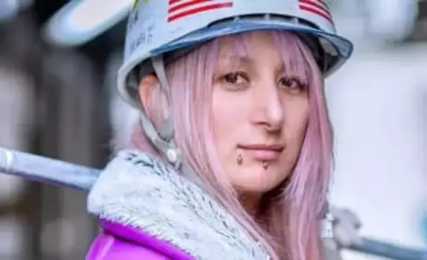 ピンク髪のギャル職人、溶接&大工&解体の職人になった理由を告白「ずっと怒られて育った」