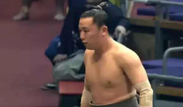 “美四股・美青年”の小兵力士、“足腰”の強さで約100キロ差の巨漢を投げ飛ばす 館内どよめき