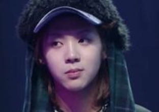 パンクバンドのボーカル、本番ステージでギターを叩きつけ破壊！強烈パフォーマンスに審査員がドン引き「ギターを壊すためにきたの？」