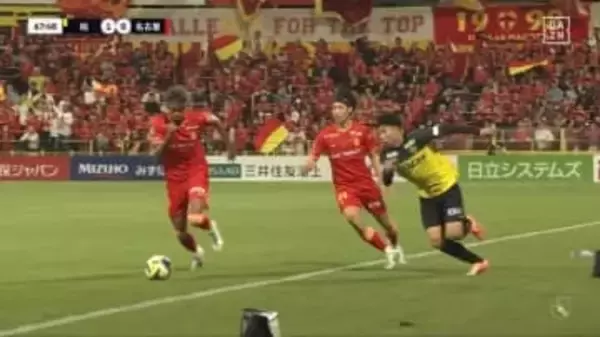「レベル違う」日本代表選外の24歳FW、脅威の“超加速ドリブル”でDF2人をぶち破る「馬力やべえ」圧倒的打開力にファン衝撃