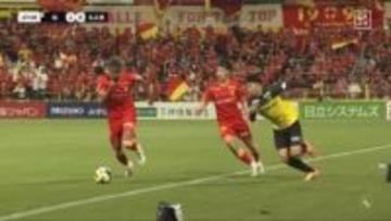 「レベル違う」日本代表選外の24歳FW、脅威の“超加速ドリブル”でDF2人をぶち破る「馬力やべえ」圧倒的打開力にファン衝撃