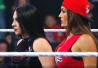 「脱いだ」「スタイルえぐ」女子レスラー、“裏切り”の凶行直後にファン驚愕 相棒をベルトで殴打→Tシャツ破り捨て“ヒール”を誇示