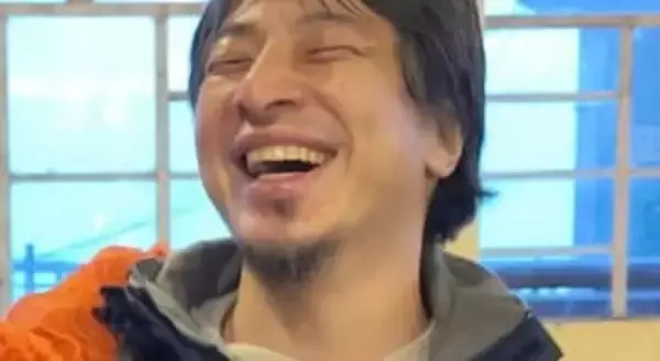 「ひろゆき置いていかれたの？」インドで置き去りにされるひろゆきの姿に視聴者爆笑「チラ見せおもろすぎw」「ひろゆきを探せLv1」