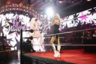 何してるの？ かつて日本でも活躍した美女レスラー、トイレで大胆“過激チェキ”にファン騒然…有名女優オマージュのポーズが「最高にホットだ！」