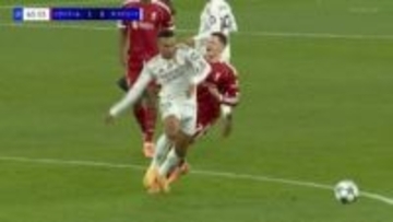 「肘打ちしてるだろ」エンバペの危険プレーにファン憤慨「これは痛い」強烈エルボーが側頭部を直撃も元日本代表DF「ファウルではない」