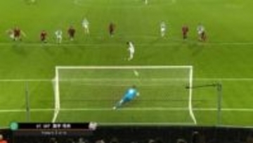 日本代表MF、大ブーイングのなか強烈PK弾を叩き込んでEL初得点！「一矢報いた！」GKの手を弾く弾丸シュート炸裂の瞬間