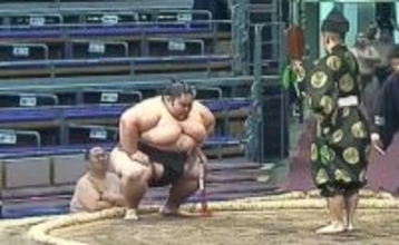 土俵の降り方が「かわいい」226キロの超巨漢力士、“まさか”の行動にファン驚き