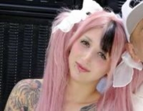 タトゥーびっしりの建設現場ギャル、20歳年上夫とのラブラブなウエディングフォトを公開