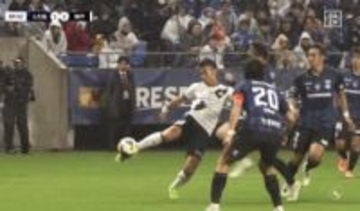 「何だこれ！」神戸FWの“スーパーボレー弾”に騒然「よく枠に蹴れるな」「月間ベストゴール候補」斜めからのボールを叩いた瞬間