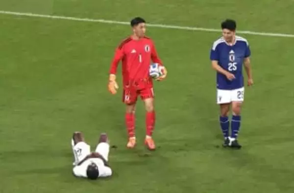 衝撃の仁王立ち！日本代表・早川友基、突っ込んできた敵FWを逆に吹っ飛ばす「体当たりにビクともしない」「これがJリーグ最強GK」「体幹強すぎ」ネット騒然