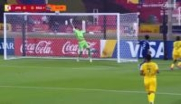 嘘だろ！？ U-17日本代表GKの“超反応セーブ”が話題「将来はフル代表に」「今大会ずっと凄い」至近距離シュートを海老反りで弾いた瞬間