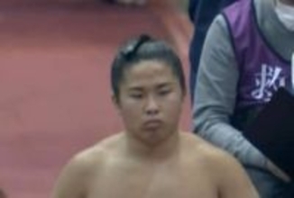 「脚、太くね？」「筋肉ヤバ…」体重74キロの17歳小兵力士、脚の付け根がエグい太さ “意外”な極太脚に騒然