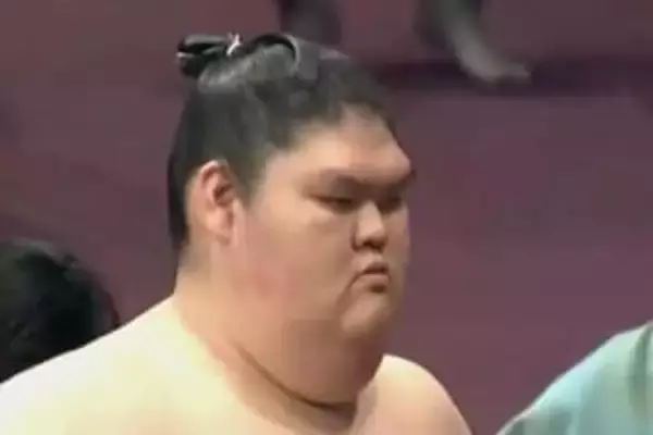 大相撲午前中の取組に“美白の帝王”「羨ましすぎ、はぁ〜」29歳力士、真っ白なモチモチ肌に熱視線「肌白過ぎて白飛びしてる」