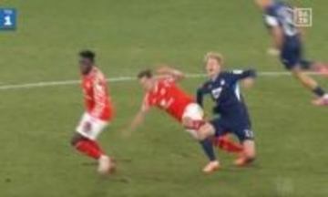 「正直マジでいらない」武闘派選手、わざと狙った？“危険タックル”で退場　解説者も呆然…足首を踏み抜いたラフプレー