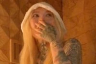 全身タトゥーの美人すぎる彫り師、個室サウナでセクシーな水着姿披露