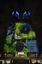 都庁が“エゴく”染まる！アニメ『ブルーロック』のプロジェクションマッピング上映が22日より開始