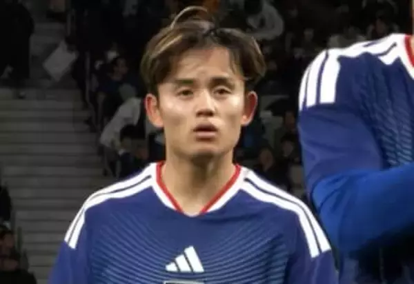 「背中に目が付いてる！？」久保建英の“神ノールックパス”にファン衝撃「足元の動きと真逆にボールが」「視線はまったく別の方向なのに…」