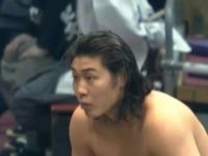 「髷結えたんかい！」「別人みたい」スタイル抜群イケメン力士、ざんばら髪からの大胆イメチェンに反響続々「ビジュ仕上がってる」