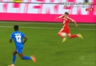 驚愕！17歳神童の“芸術的トラップ”が「メッシすぎる」後方からのパスをアウトサイドで完璧に操った瞬間「バイエルン・ファンは幸せ」