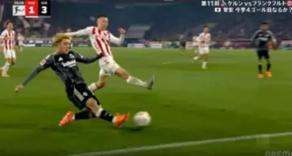 なんだこれ…！？ 堂安律、一瞬でぶち抜く“縦突破”→完璧クロス「速すぎ」相手DFドン引きの“逆足アシスト”「堂安が上手すぎた」