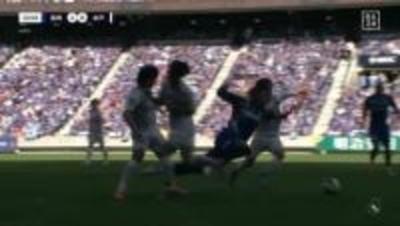 「ネイマールばり」「流石のキープ力」J２得点王、3人に囲まれて転倒→まさかの“5回転”が話題に 元日本代表は「技術ですよね」