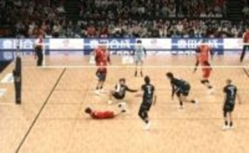 男子バレー、“オーバーヘッドキック”で衝撃レシーブ ネット越しの“妙技”にアリーナ騒然