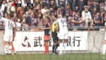 ファン物議！「あれはいらないプレー」「謝ってたやん」蹴り出したボールが観客を直撃するアクシデントに「カードの対象になるべき」選手謝罪もスタジアムは大ブーイング