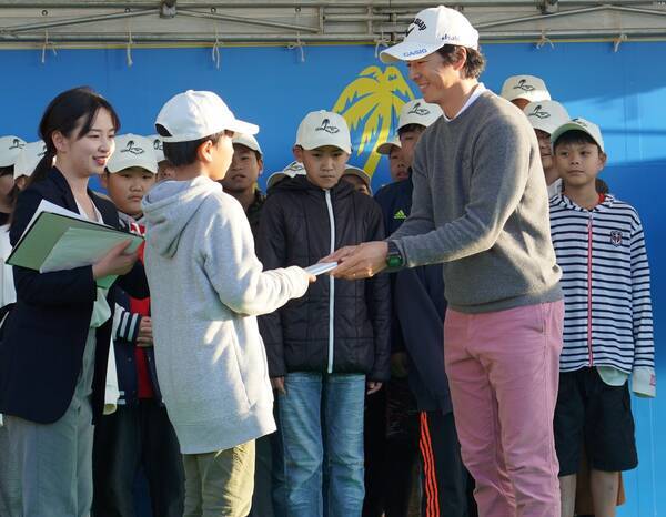 石川遼の頑張りが 子供たちの未来につながる 地元小学生らに贈った263個のプレゼント きょうの パンチショット 19年11月29日 エキサイトニュース