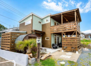 千葉県勝浦市にサウナ付き貸切ヴィラ「BeachFront MON（紋）」が誕生　国産特注バレルサウナを完備