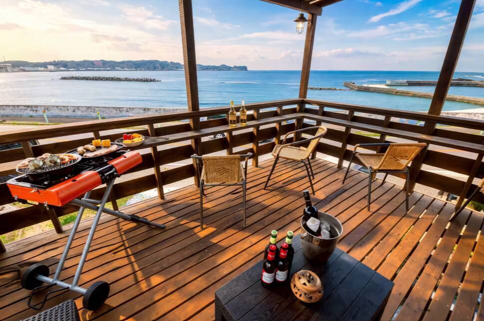 千葉県勝浦市にサウナ付き貸切ヴィラ「BeachFront MON（紋）」が誕生　国産特注バレルサウナを完備