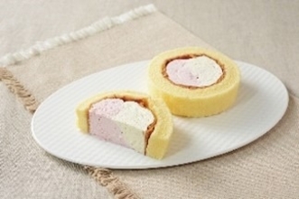 ローソン、JALの客室乗務員・機内食開発チーム監修の商品を発売　プレミアムロールケーキ・からあげクンなど計12品