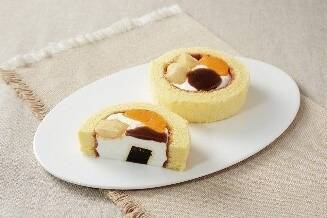 ローソン、JALの客室乗務員・機内食開発チーム監修の商品を発売　プレミアムロールケーキ・からあげクンなど計12品