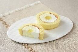 ローソン、JALの客室乗務員・機内食開発チーム監修の商品を発売　プレミアムロールケーキ・からあげクンなど計12品