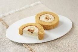 ローソン、JALの客室乗務員・機内食開発チーム監修の商品を発売　プレミアムロールケーキ・からあげクンなど計12品