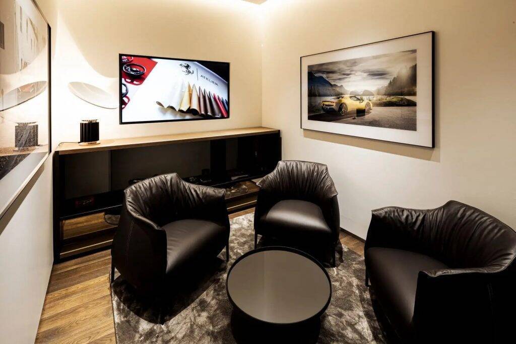 東京都新宿区に「フェラーリ」の販売拠点「ヤナセ フィオラーノ モトーリ」が4月27日オープン　フェラーリの最新CIを導入