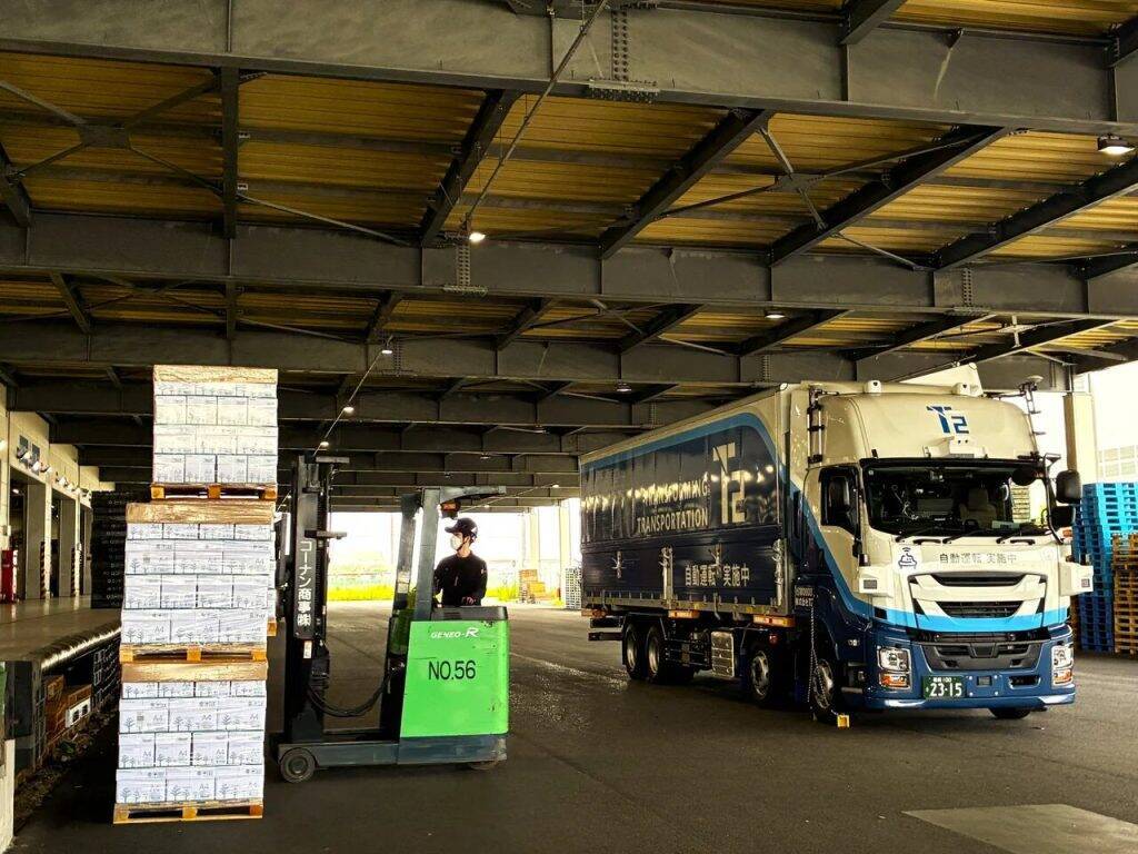 コーナン商事とT2、自動運転トラックを本格利用　関東・関西間で「コーナン」商品を定期輸送
