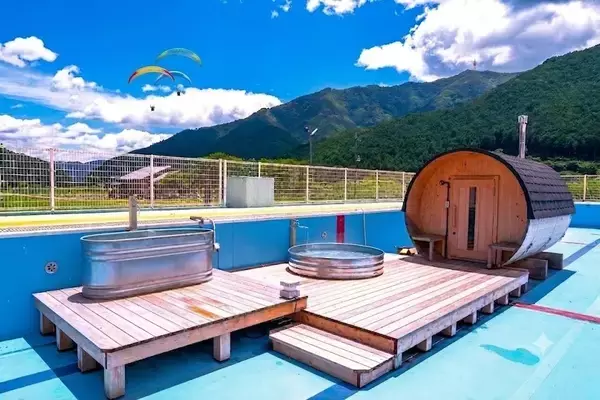 兵庫県丹波市「FOREST DOOR -旧神楽小学校-」、 貸切サウナを運用開始　プールエリアを再活用