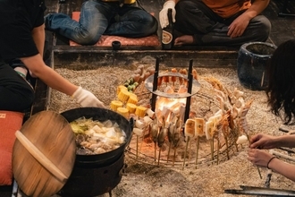 愛知県瀬戸市・ウッドデザインパーク瀬戸「自然薯茶屋」に囲炉裏プラン登場　1日1組限定で合掌造りの家屋を堪能