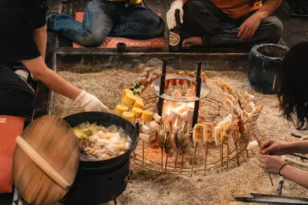 愛知県瀬戸市・ウッドデザインパーク瀬戸「自然薯茶屋」に囲炉裏プラン登場　1日1組限定で合掌造りの家屋を堪能