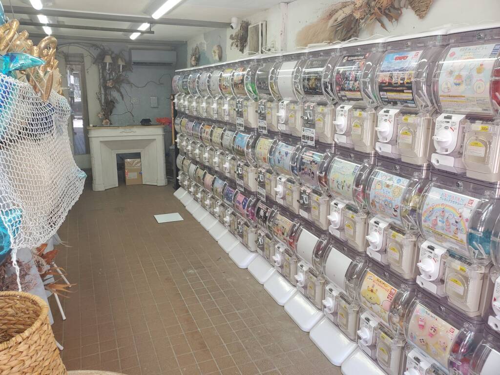 東京・北千住にカプセルトイ専門店「HANAよりGACHA」が8月17日グランドオープン　花屋へガチャを専門店を導入