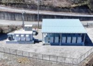 日本蓄電池とデジタルグリッド、岐阜県高山市の系統用蓄電施設で需給調整市場向け運用を開始