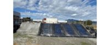 奥村組と岩手大学、「太陽電池防災シート」の実証試験を開始　再生可能エネルギー創出と斜面防災を両立へ