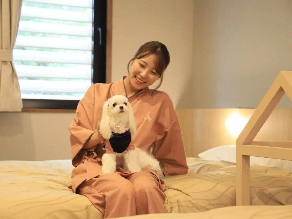 静岡県熱海市に愛犬と泊まれる温泉リゾート「ゆるり熱海with DOGS」が12月17日オープン　犬専用ビュッフェやアメニティなども用意
