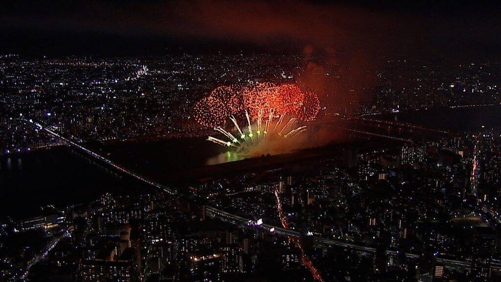 大阪市「なにわ淀川花火大会」、8月3日に完全生中継を実施　楽曲と花火のシンクロをヘリやドローンからの映像でも堪能