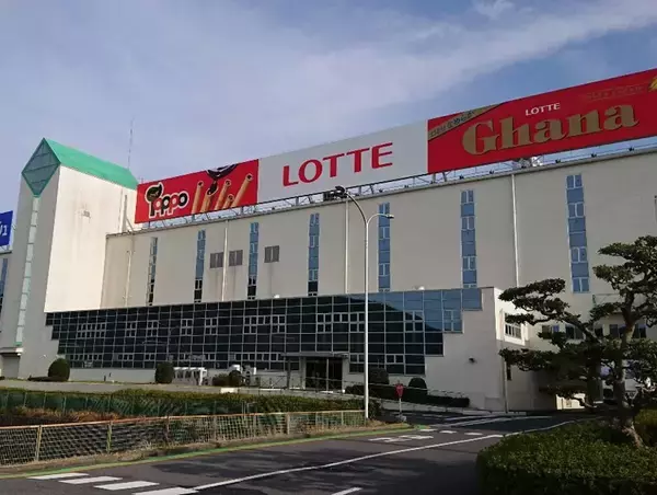 ロッテ、滋賀県「滋賀工場」にカーポート型太陽光発電設備を新設　年間約300トンのCO2排出量の削減に